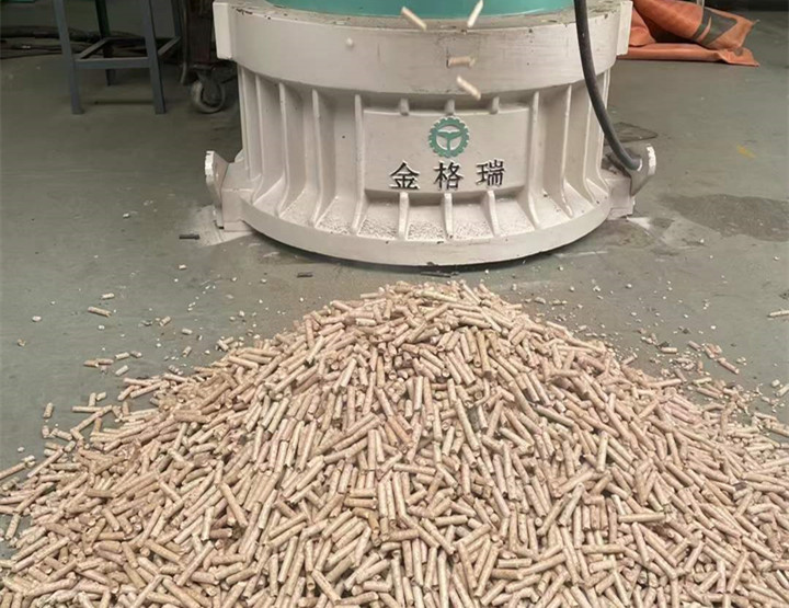 木屑顆粒機加工環(huán)保燃料顆粒，用綠色昭示未來