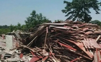 模板拆遷料木托盤用鋸末顆粒機(jī)這樣處理省時(shí)省力又賺錢！